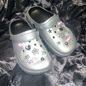 Metallic Silver croc Clog Shoes with Decorative Charms and chain size m5 w7 (37)